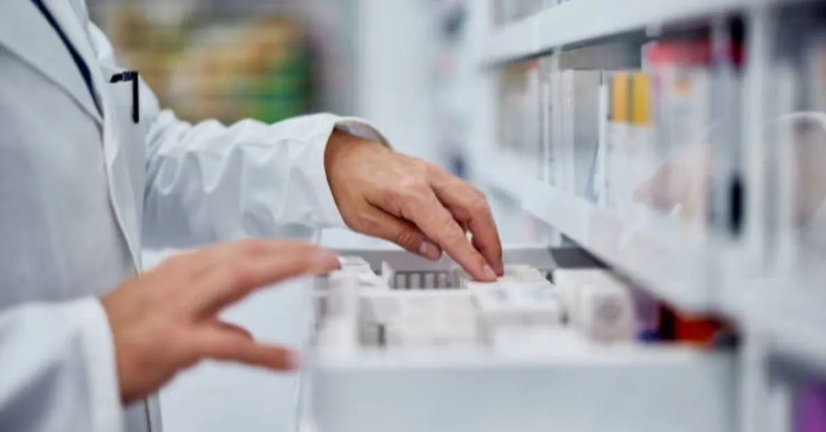 Para retirar o medicamento basta apresentar um documento oficial com foto e CPF e uma receita médica válida