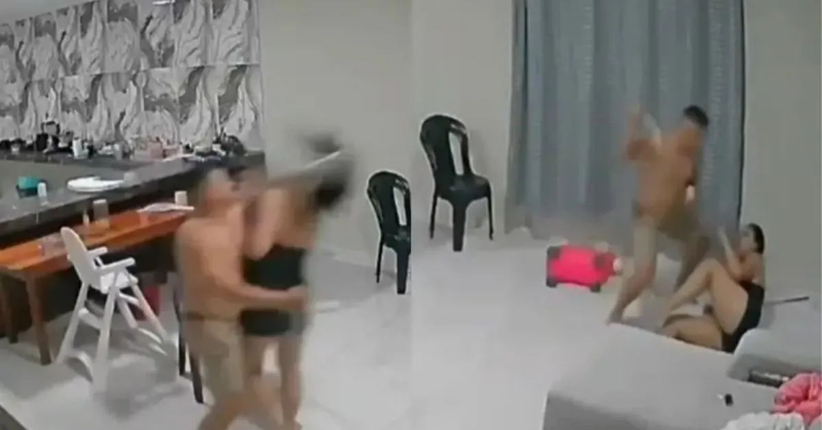 Quando os policiais chegaram, o suspeito estava em uma casa vizinha, onde tentava se justificar para familiares da mulher.