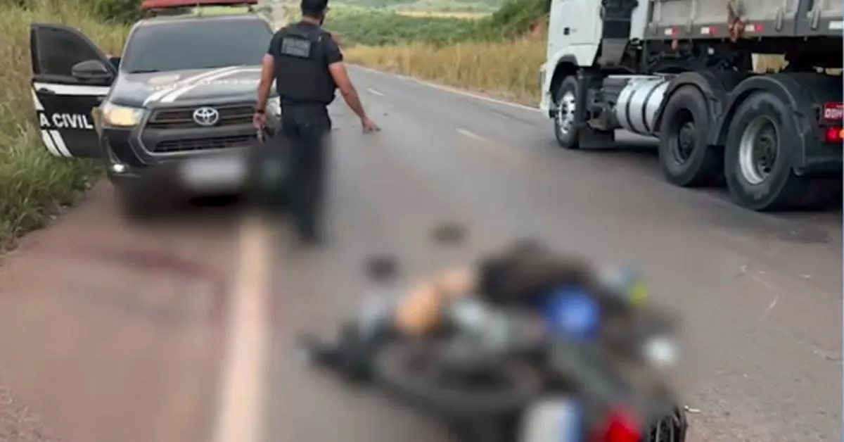O homem colidiu a motocicleta na lateral do caminhão, caiu e morreu