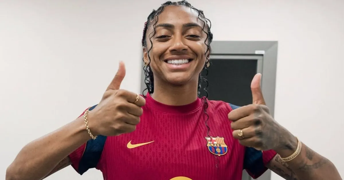 A atacante brasileira estampa o sorriso feliz por defender o Barça