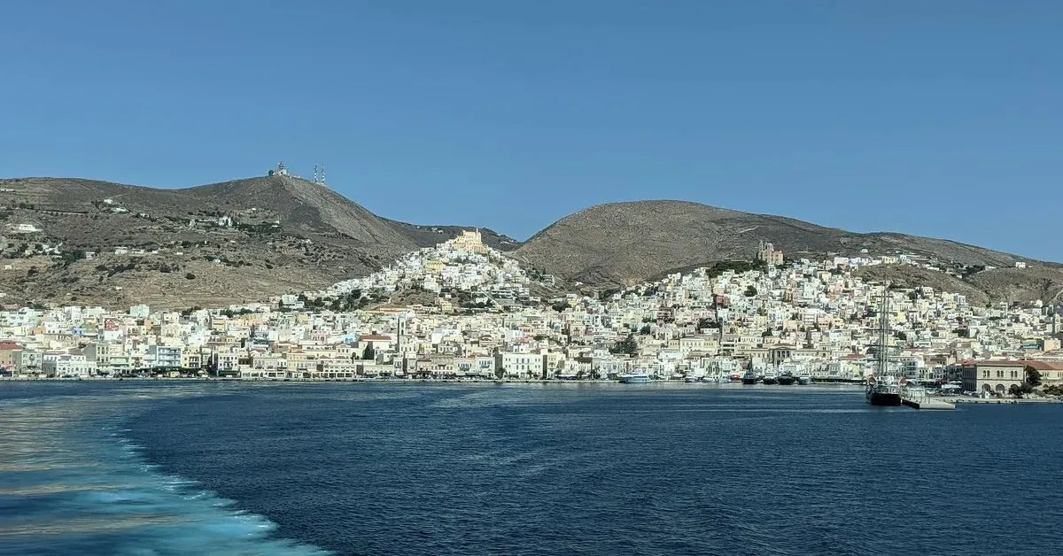 O trabalho em cuidar dos bichanos será com essa bela vista da ilha grega