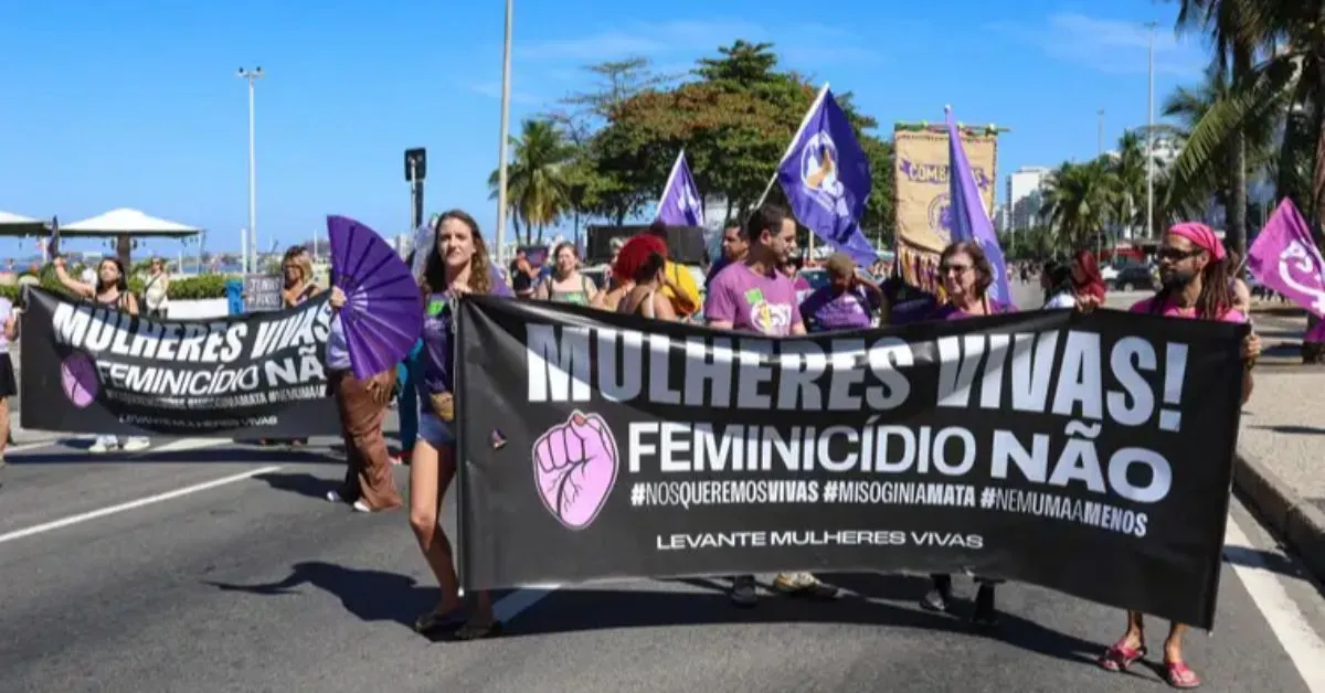 Manifestantes levaram faixas e cartazes às ruas para cobrar a votação do PL da Misoginia na Câmara dos Deputados.