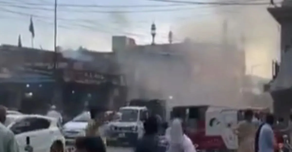 Explosão provocada por homem-bomba matou policiais e civis durante ataque em frente a uma delegacia no Vale do Swat.