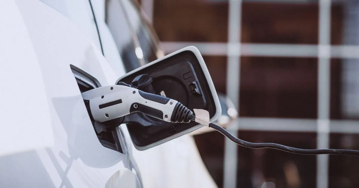 O custo para carregar um carro elétrico em casa depende principalmente da quantidade de energia necessária para recarregar a bateria e da tarifa de eletricidade.
