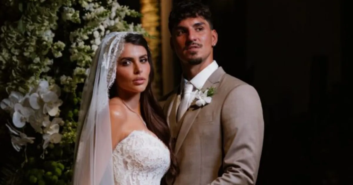 A notícia contrasta com a celebração vivida na última quinta-feira (30), quando Medina e Isabella se casaram em uma cerimônia intimista na praia de Paúba, em São Sebastião, no litoral norte de São Paulo. Durante os votos, o surfista surpreendeu familiares e amigos ao revelar que os dois esperavam o primeiro filho.