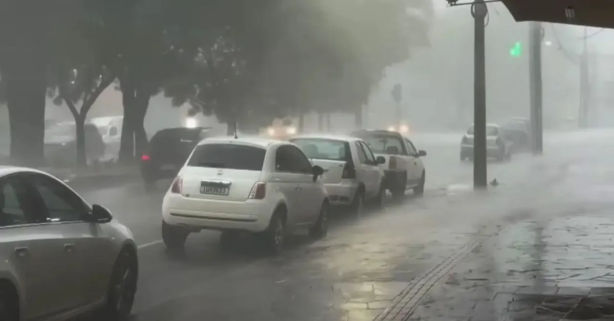 A consequência são tempestades mais intensas, com descarga elétrica e possibilidade de granizo.