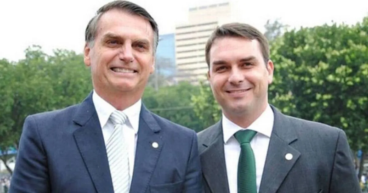 No caso de Flávio, ele está impedido de se encontrar com o pai por 90 dias –período que vai até depois do primeiro turno das eleições. No documento lido por Flávio nas redes, Bolsonaro afirmou que o filho é seu "porta-voz" e o candidato escolhido para representá-lo politicamente.
