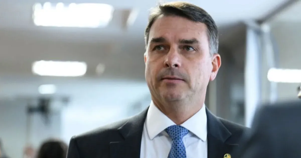 A equipe de Flávio identificou que o nome do político aparece no sistema do Tribunal Superior Eleitoral (TSE) como filiado ao Missão, partido que tem Renan Santos como pré-candidato à Presidência da República.