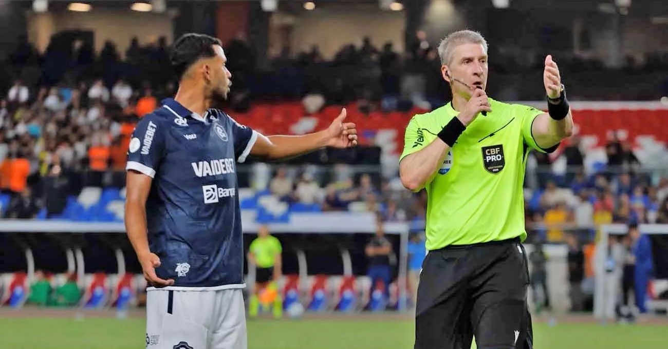 O árbitro Anderson Daronco (RS) não agradou os remistas.