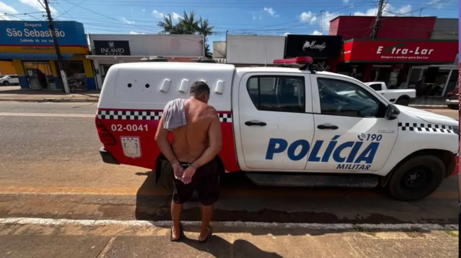 Embora o suspeito tenha negado a prática ilícita, os policiais constataram um forte odor característico de maconha na área aberta do bar.