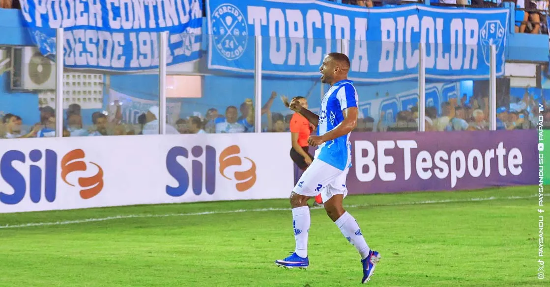 Edilson comemorando o gol da virada sobre o Confiança