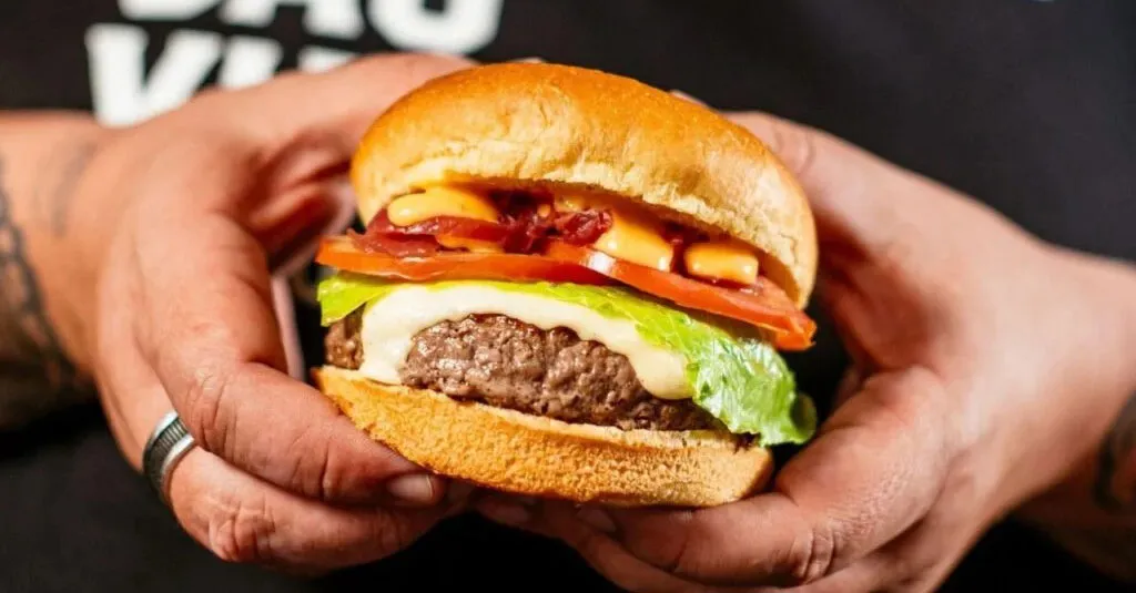 Chefs revelam os segredos para conquistar um hambúguer perfeito, com carne no ponto certo, crosta dourada e uma combinação equilibrada de ingredientes.