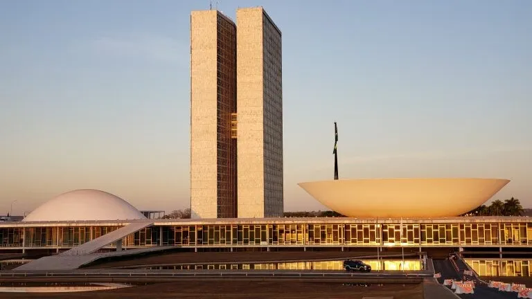 Após o recesso, o Congresso retorna no dia 10 de agosto para discutir propostas legislativas importantes, incluindo a PEC da jornada de trabalho.