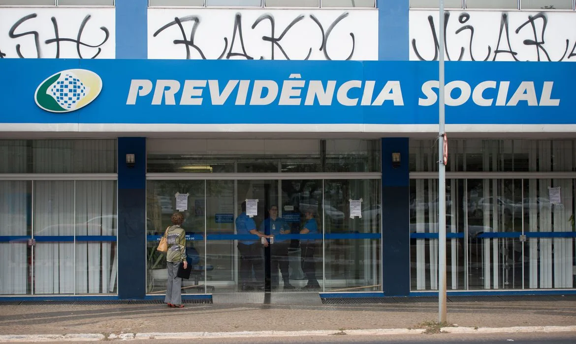 Saiba quais doenças agora permitem a solicitação do auxílio-doença do INSS sem carência. Entenda o processo e requisitos necessários.