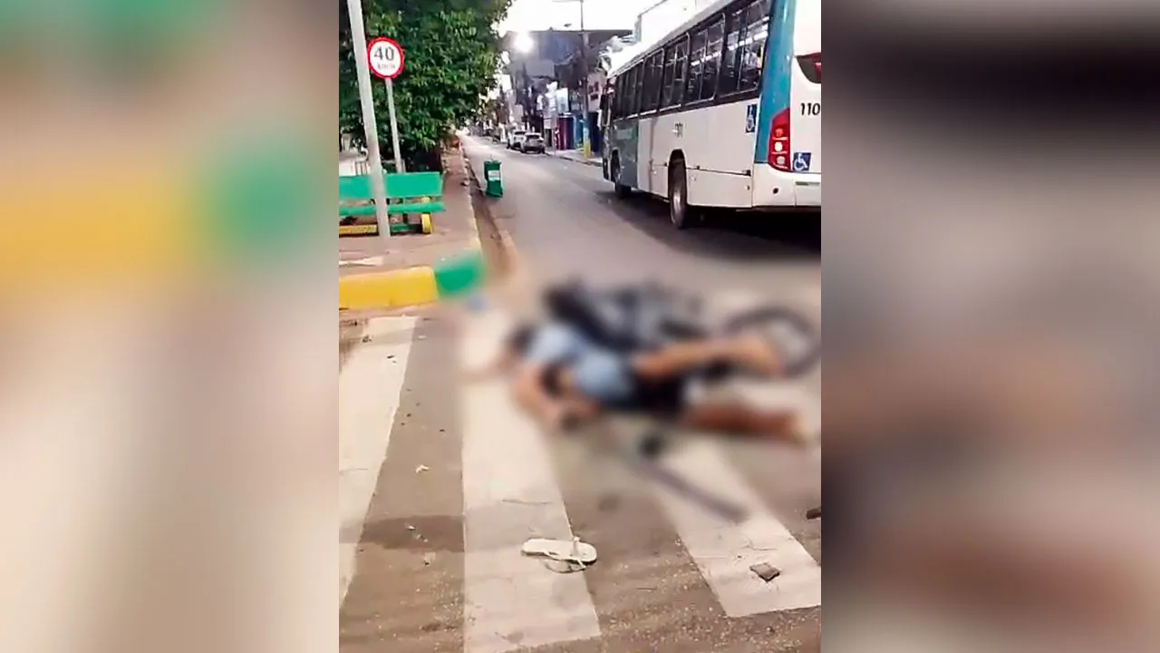 Agentes de trânsito e socorristas isolam a área do cruzamento entre a Avenida Antônio Maia e a Travessa Santa Terezinha após colisão fatal.
