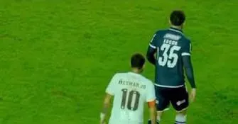Imagem mostra o camisa 10 provocando o volante Edson Fernando ao olhar para a parte de trás da camisa, em um dos momentos mais tensos do confronto na Vila Belmiro.