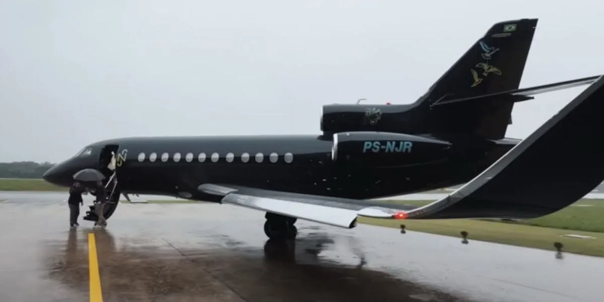 O jato de Neymar, um Dassault Falcon 900LX, chama atenção pela autonomia de cerca de 8.800 quilômetros, que permite realizar viagens internacionais sem escalas.