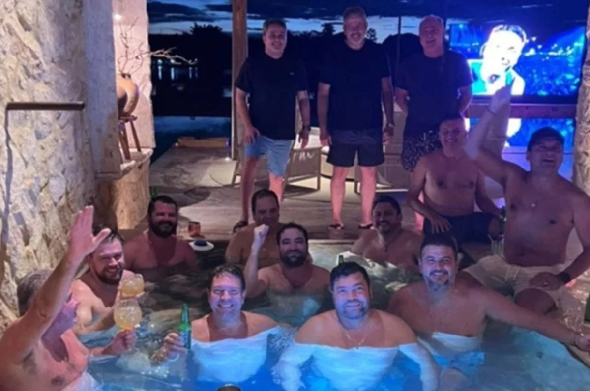 Ângelo Coronel responde à repercussão de foto ao lado de investigado pela PF em evento político.