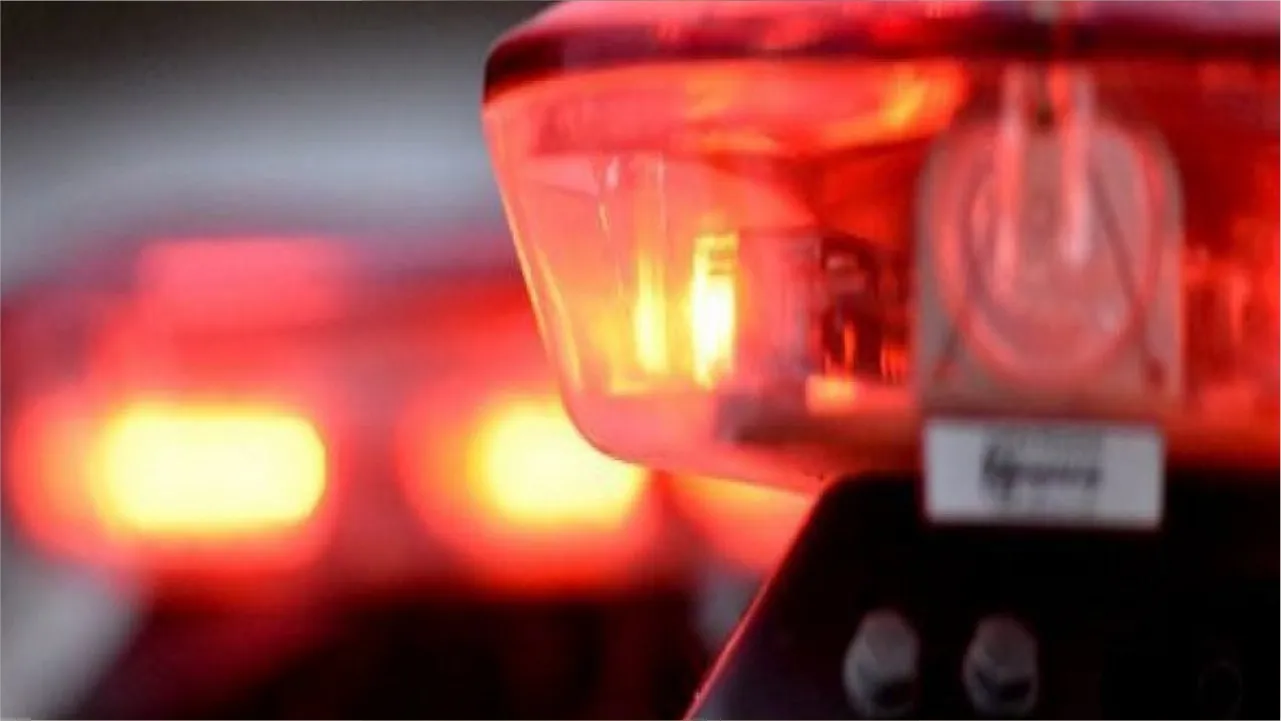 Policiais militares isolam trecho da rodovia PA-287 onde o corpo do trabalhador rural e a motocicleta foram localizados.