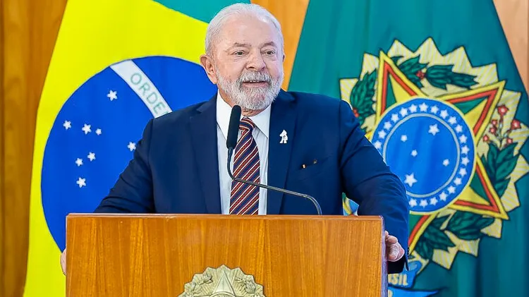 Explore como a Lei da Reciprocidade Econômica pode levar o Brasil a reagir às tarifas impostas pelos EUA e suas implicações comerciais.