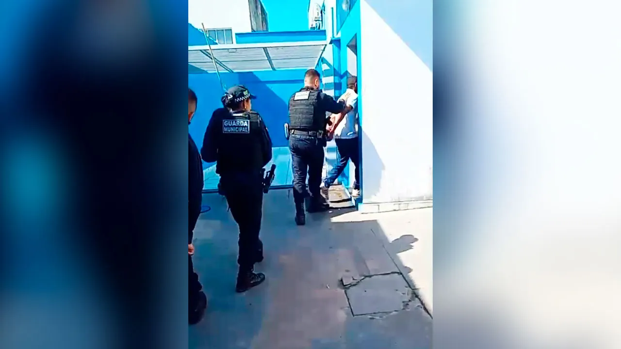 Agentes da Patrulha Maria da Penha em patrulhamento preventivo, garantindo a rápida resposta nos atendimentos de urgência.