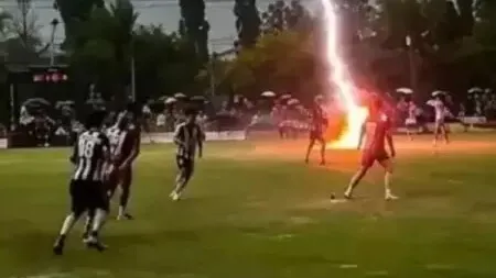 Um jogador de futebol morreu e 12 ficaram feridos após um raio atingir o campo durante jogo na Tailândia. Saiba mais sobre o trágico incidente.