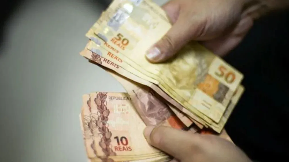 Saiba sobre o previsto reajuste do salário mínimo para R$ 1.717 em 2027 e seu impacto na economia brasileira.