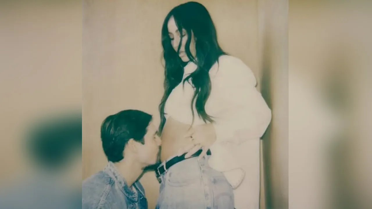 Uma das fotos postadas pela ex-BBB foi a que o marido beija sua barriga devido a então gravidez