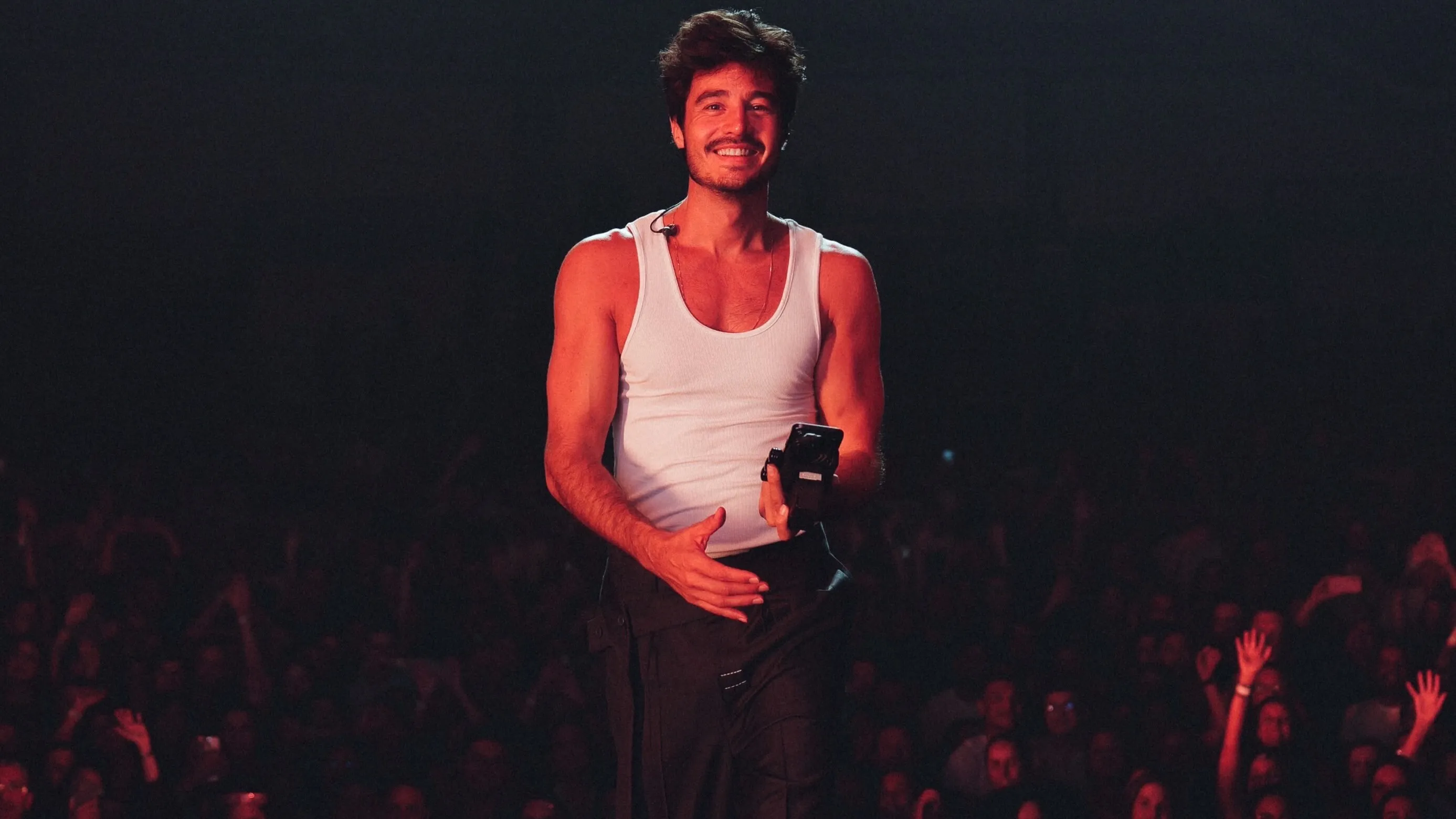 Tiago Iorc se apresenta em Belém após mordida de cachorro, com show repleto de emoção e reencontro com fãs.