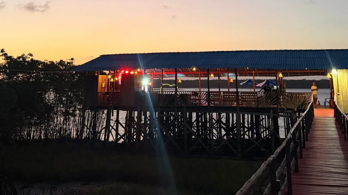 Justiça suspende evento 'Rock Doido' em São João de Pirabas para proteger ecossistema costeiro. Leia sobre a decisão e seus impactos.