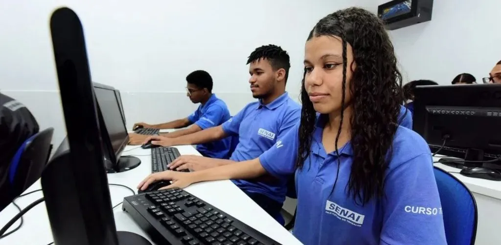 Aproveite 11 mil vagas gratuitas do SENAI e ainda receba até R$ 1.158 de auxílio