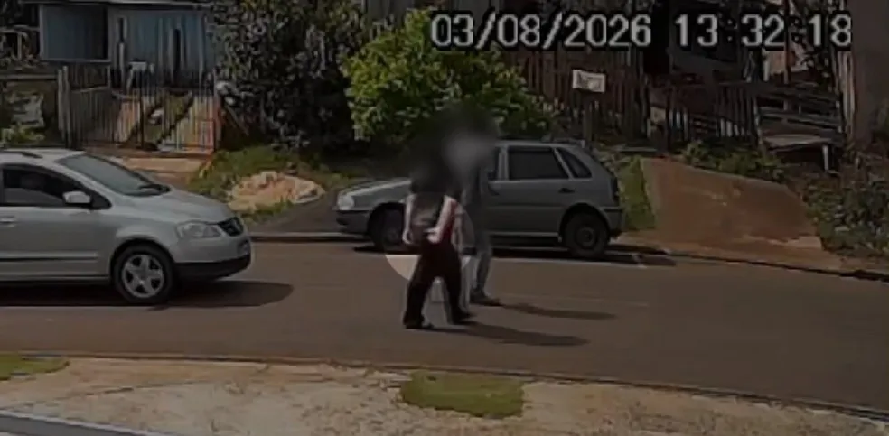 A vítima caminhava com o ex-companheiro na rua e pediu socorro para os ocupantes de um carro que estava logo atrás.