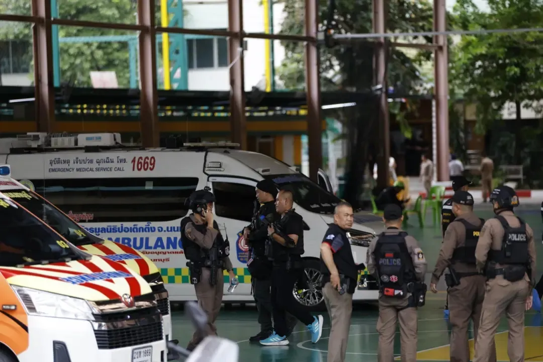 A polícia ainda informou que ao menos 23 pessoas ficaram feridas no incidente.