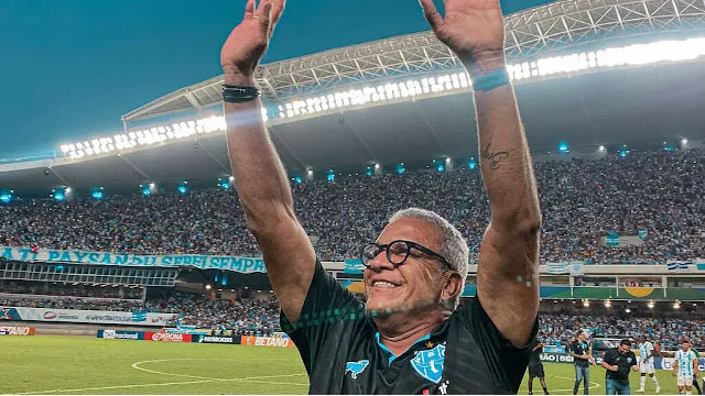 O Paysandu enfrenta objeções ao Plano de Recuperação Judicial. por parte do ex-treinador Hélio dos Anjos