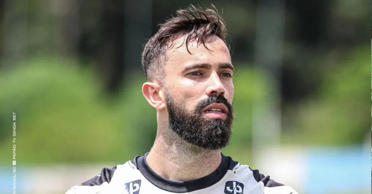 Matheus Vargas, volante do Paysandu, recebeu alta após passar 12 dias internado para tratar uma infecção no joelho esquerdo.