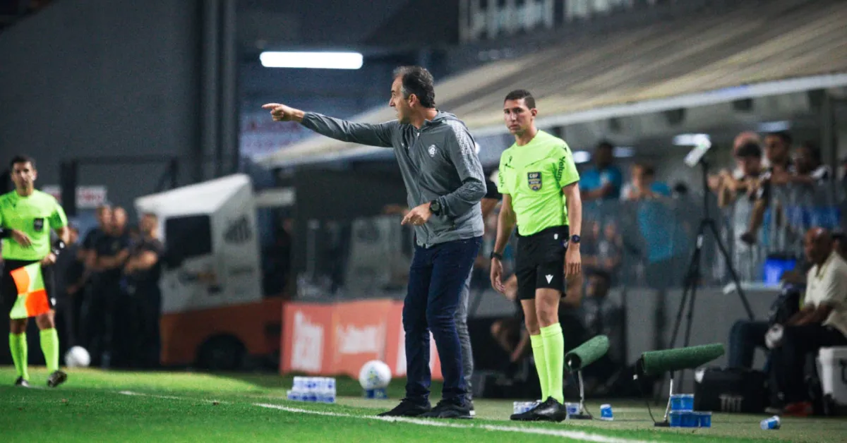 Léo Condé orienta os jogadores azulinos durante o jogo deste sábado (01/08), na Vila Belmiro.