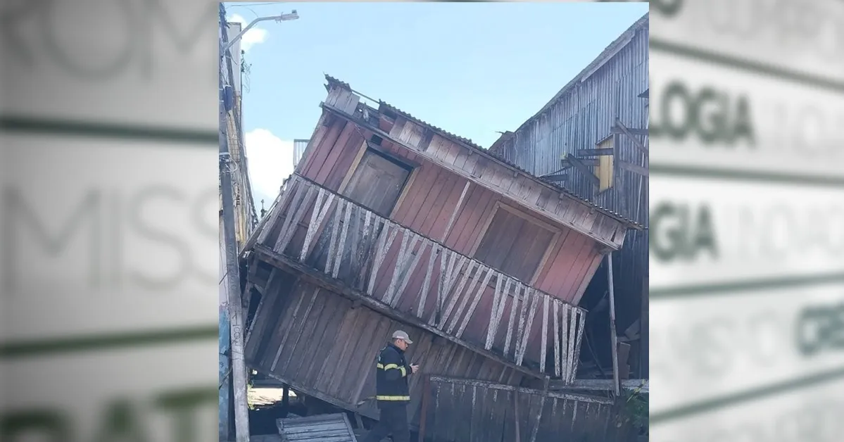 A casa de madeira tombou parcialmente na manhã desta segunda-feira (03/08) na Passagem São José, no bairro do Jurunas, em Belém