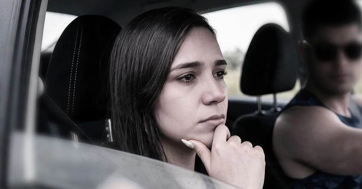 Retorno à rotina após as férias, contas e cobranças podem aumentar o estresse e afetar o bem-estar emocional em agosto.