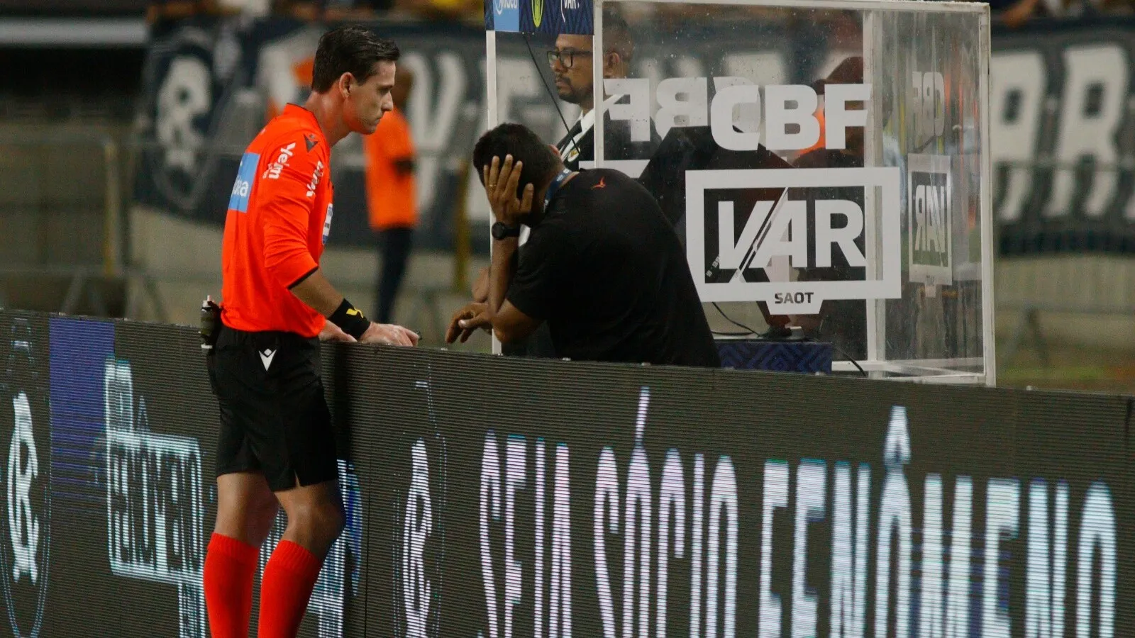 Remo participa de reunião na CBF para discutir mudanças na arbitragem após críticas recentes sobre decisões controversas em jogos do clube.