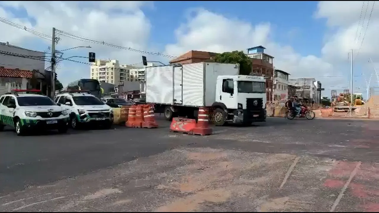 Avenida João Paulo II terá desvio temporário a partir de 11/08 devido a obras. Confira as mudanças e rotas alternativas para motoristas.
