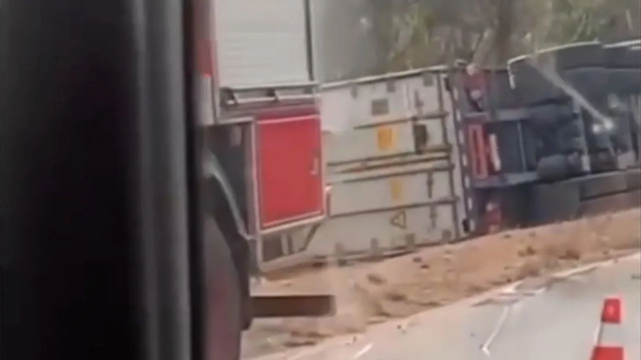 Caminhão tombou na margem da PA-287 e o condutor não resistiu
