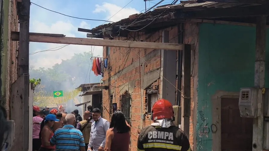 Incêndio de grandes proporções atinge residências em Icoaraci, Belém, com mobilização do Corpo de Bombeiros. Não há informações sobre vítimas.