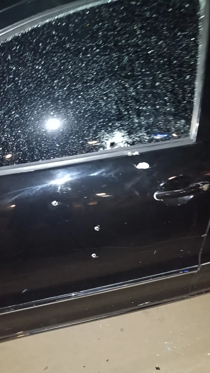 O carro do chefe de gabinete foi atingido por tiros na noite da última sexta-feira (14).