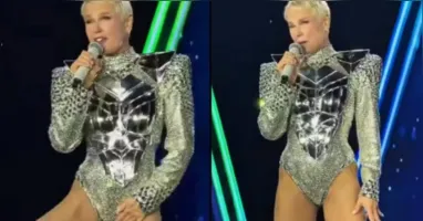 Xuxa Meneghel brincou com as críticas ao figurino durante o segundo show da turnê "O Último Voo da Nave", em São Paulo.