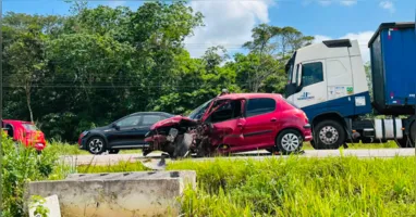 Acidente em Santa Maria do Pará destruiu a parte dianteira de dois veículos e provocou congestionamento na rodovia.