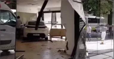 Hospital da Mulher, em Belém, foi invadido por um carro durante a madrugada deste sábado (1º).