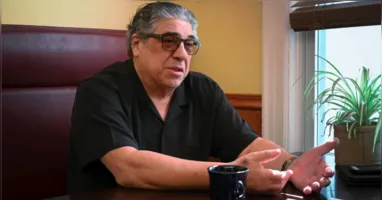 Vincent Pastore ficou mundialmente conhecido por interpretar Salvatore "Big Pussy" Bonpensiero na série Família Soprano, um dos personagens mais marcantes da televisão.
