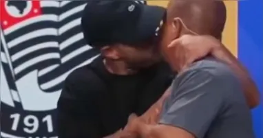 Marcelinho Carioca demonstrou irritação após receber um selinho inesperado durante um programa de televisão; a reação repercutiu nas redes sociais e gerou debates sobre consentimento.