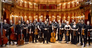 A apresentação propõe ao público um percurso musical que começa no Brasil e segue em direção às paisagens sonoras do norte da Europa.