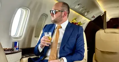 O advogado Nelson Wilians dentro de jatinho.